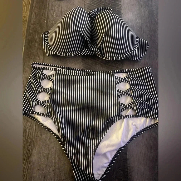 Target Shade & Shore striped black &white bikini set top size 36C - Picture 2 of 5